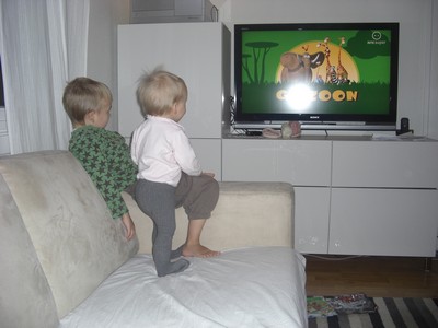 Emeli og Sindre ser på btv