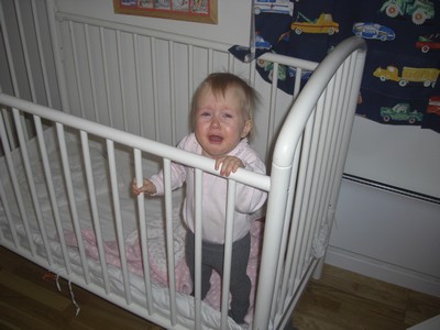 Emeli står i sengen og skriker