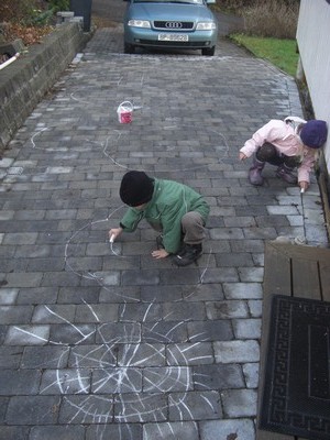Sindre og Solveig tegner ute